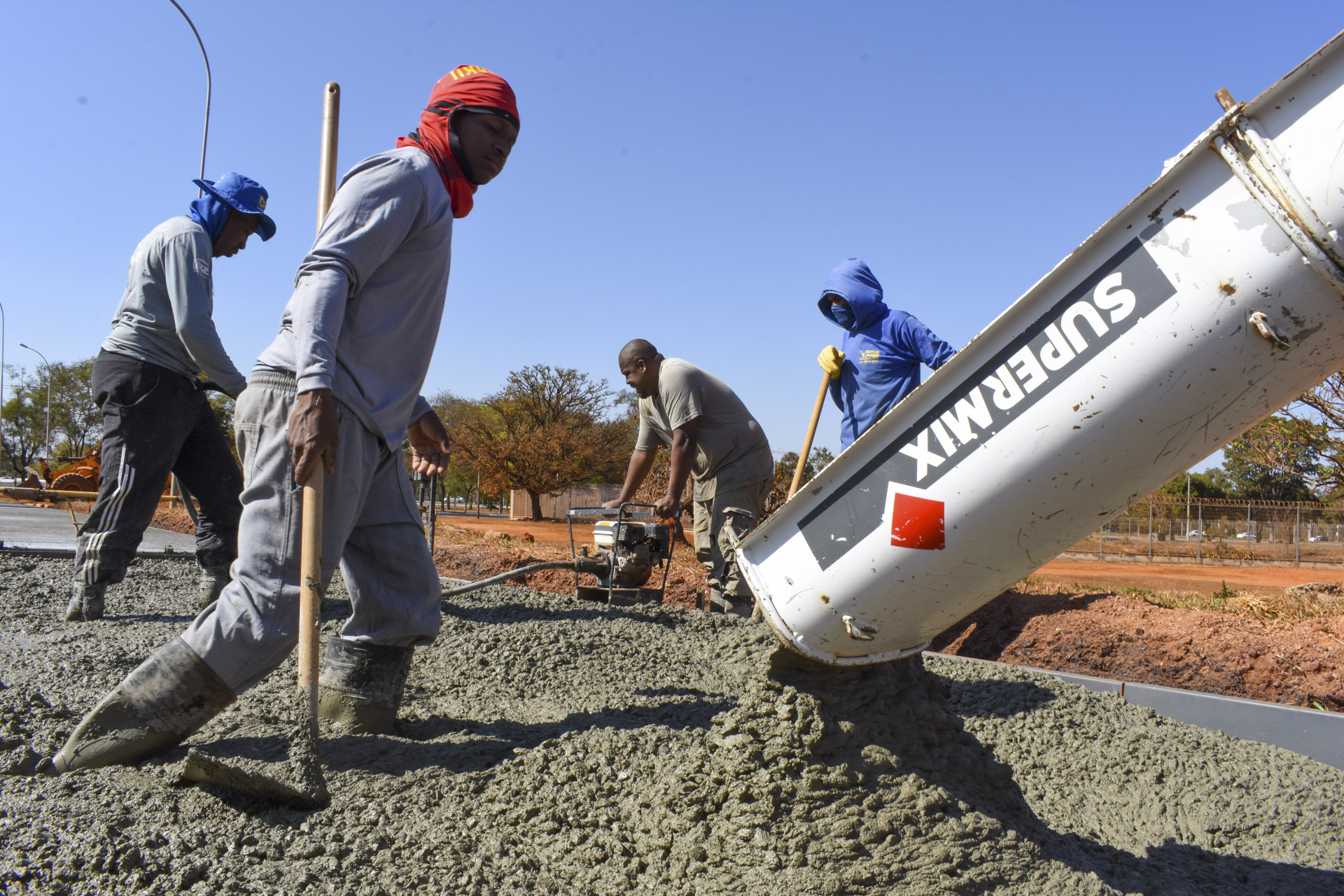 Pavimento rígido começa a ser aplicado no corredor exclusivo da Rodoviária da Asa Sul