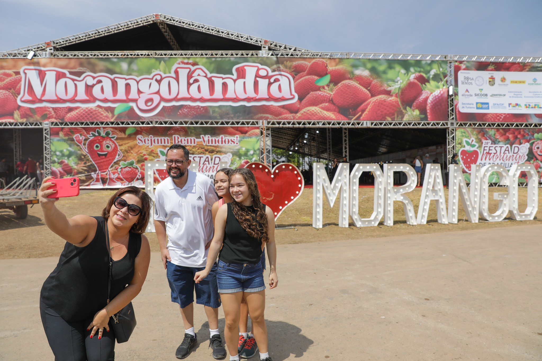 Festa do Morango, Expoabra, desfile cívico-militar, esporte: veja programação do fim de semana
