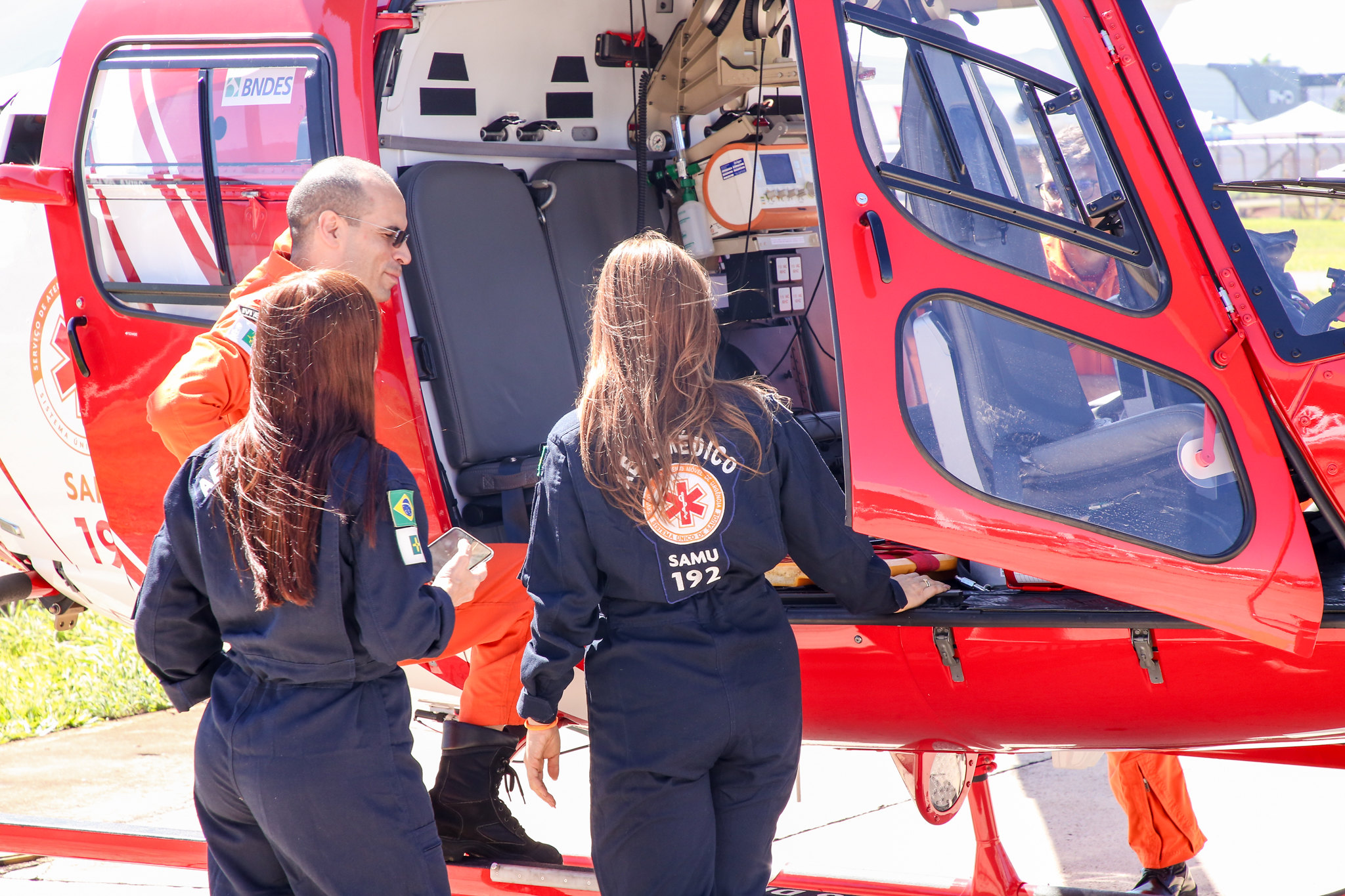 Samu e Bombeiros celebram 15 anos de parceria no atendimento aéreo no DF