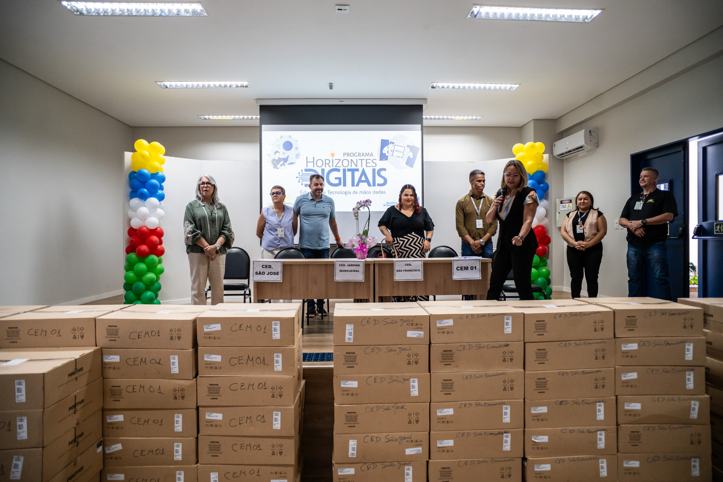 Programa Horizontes Digitais distribui computadores ao CED Jardins Mangueiral