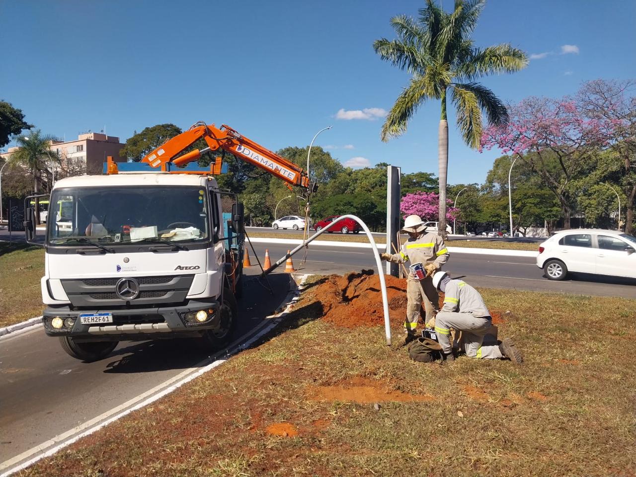 Iniciada força-tarefa para substituição de postes no Plano Piloto