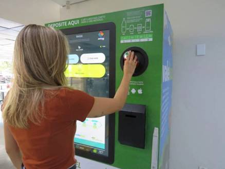 População recebe desconto na conta de energia em troca de resíduos recicláveis