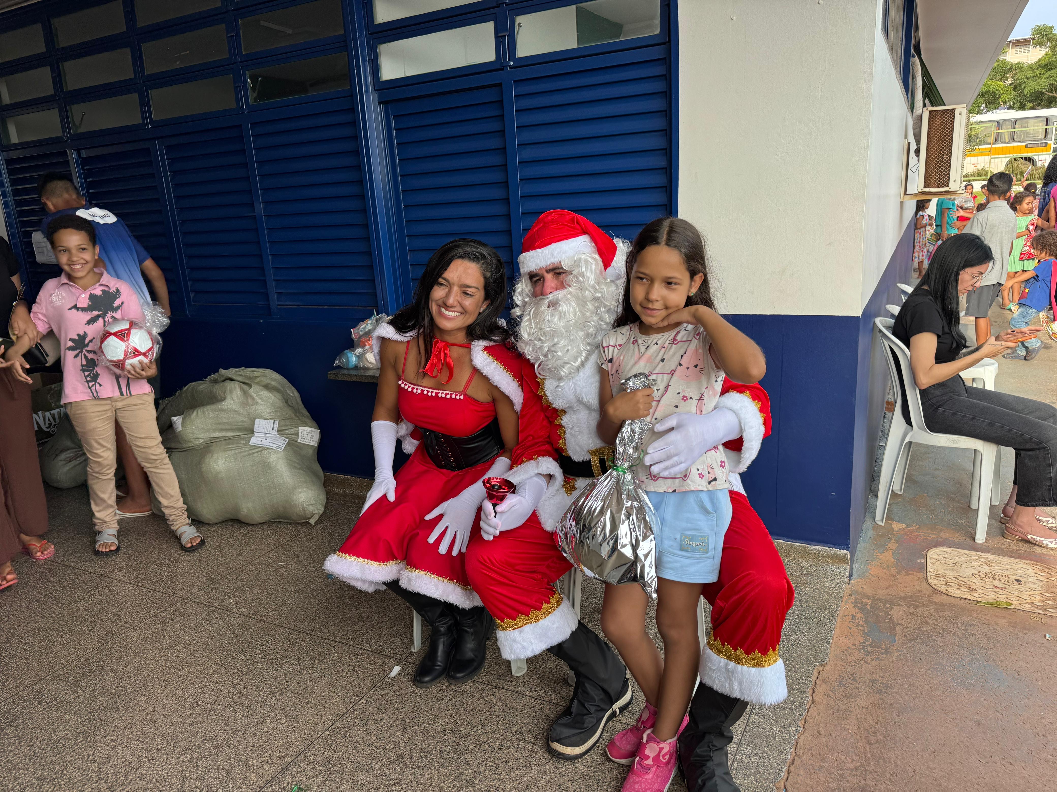 Chegada do Papai Noel reúne cerca de mil pessoas em Ceilândia