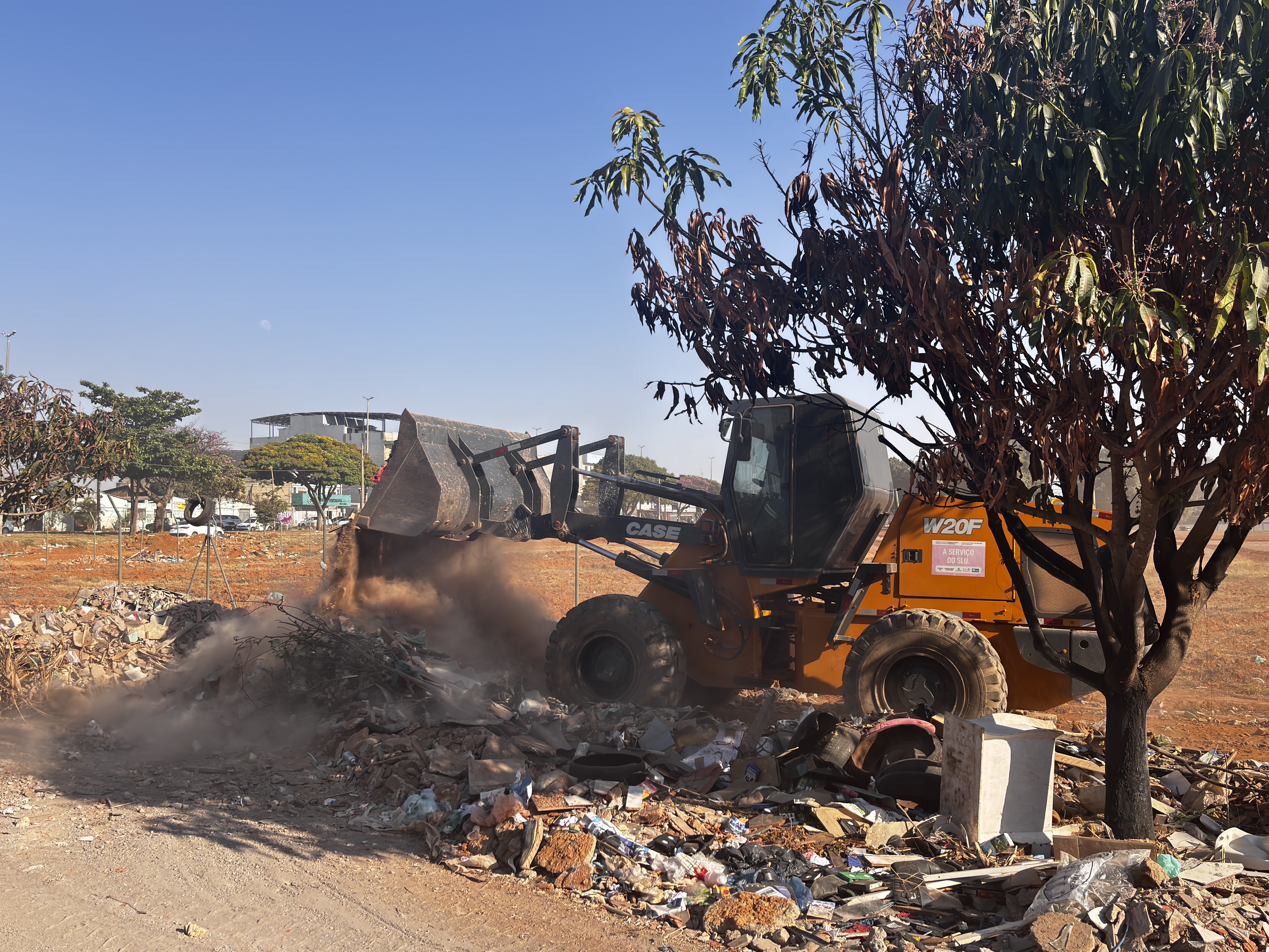 Mutirão de limpeza vai recolher mais de 3 mil toneladas de entulho das áreas públicas de Ceilândia até este sábado (13)