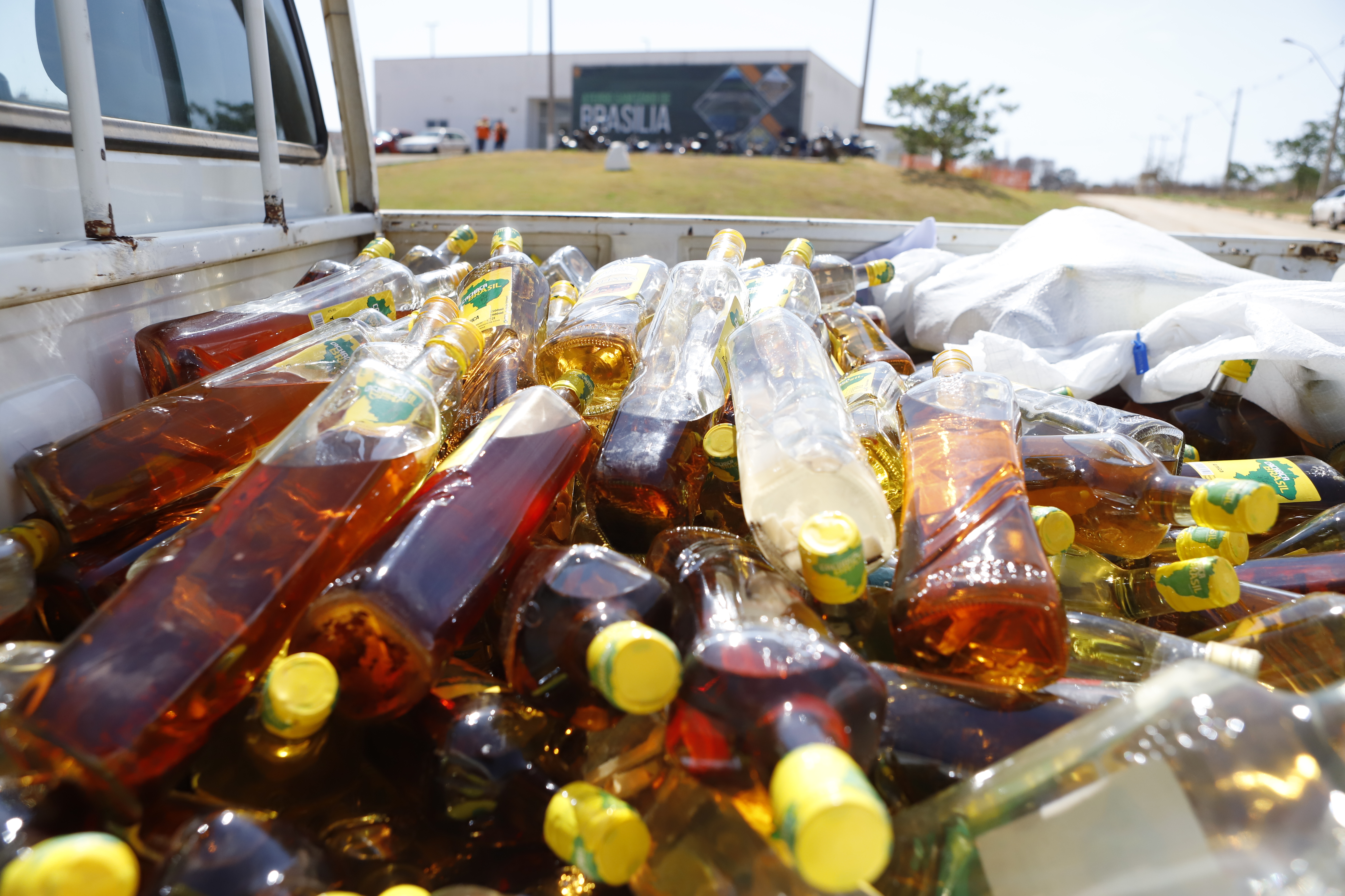 Mais de 15 mil litros de bebidas apreendidas pela Vigilância Sanitária são entregues ao SLU para descarte