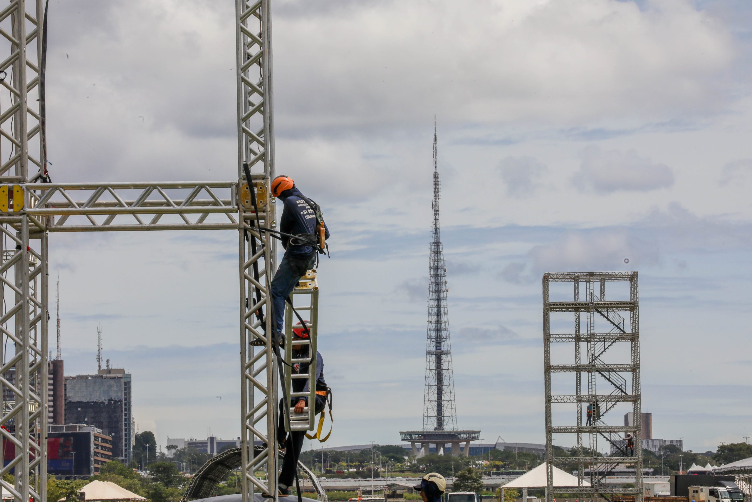 Montagem da estrutura transforma cenário da Esplanada para os 65 anos de Brasília