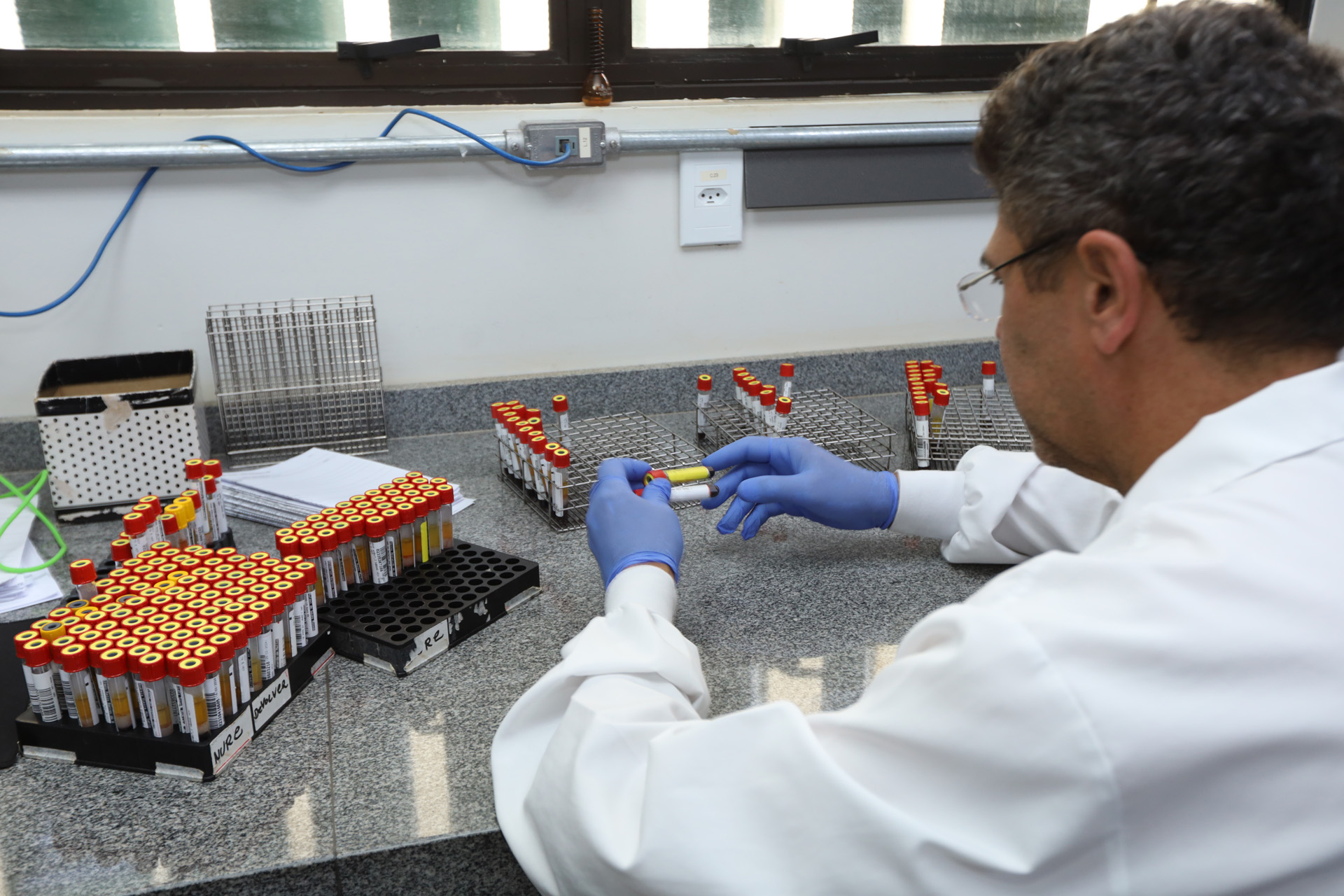 Laboratório é peça-chave para diagnóstico, pesquisa e vigilância na rede pública de saúde