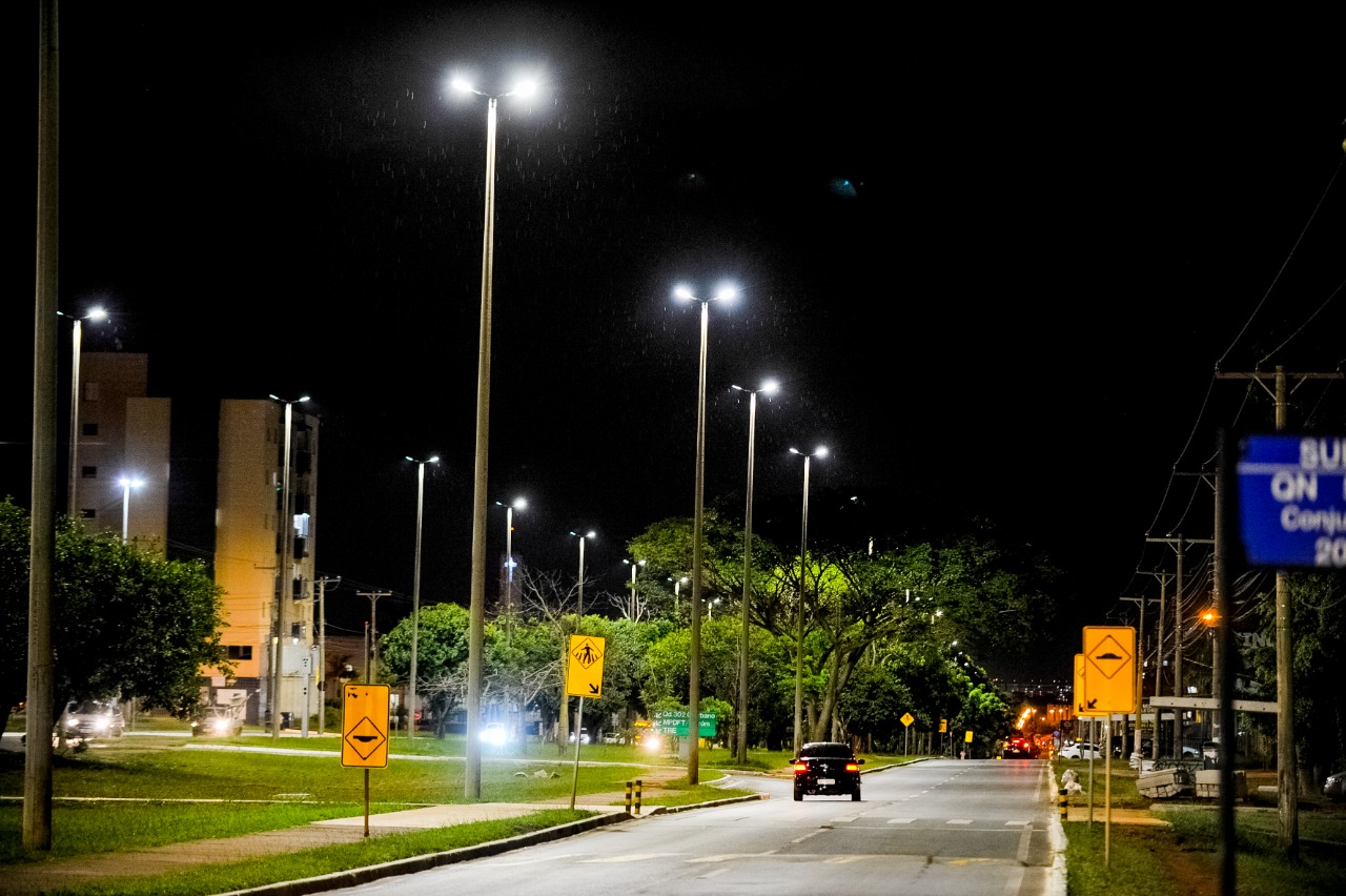 Sol Nascente e Recanto das Emas recebem 1,3 mil luminárias de LED