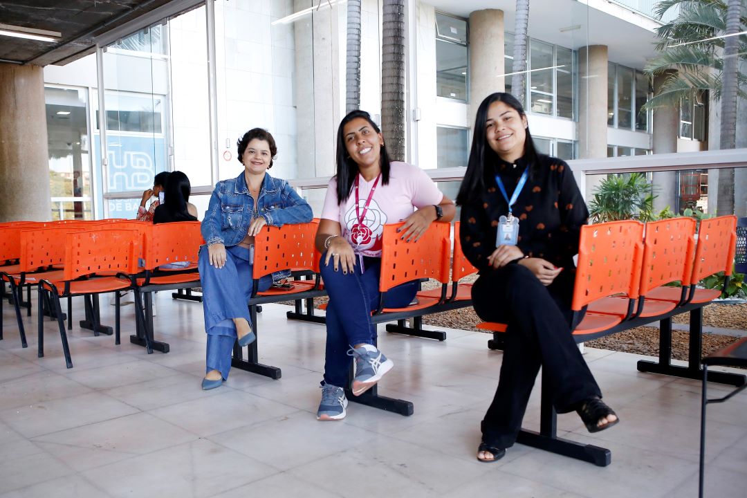 Doação de cadeiras oferece mais conforto na recepção de internação do HBDF