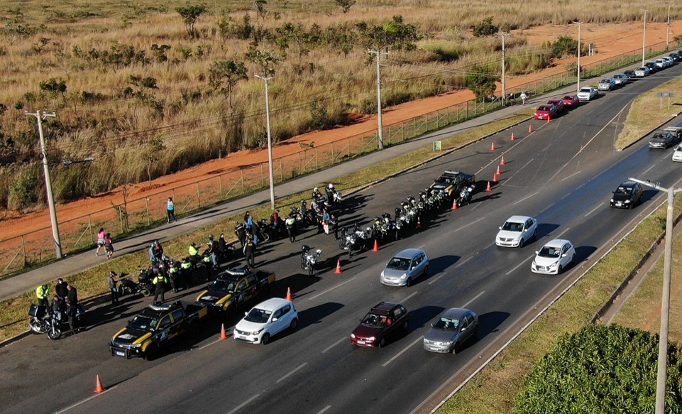 Operação Moto Legal fiscaliza motociclistas na DF-480, saída do Gama