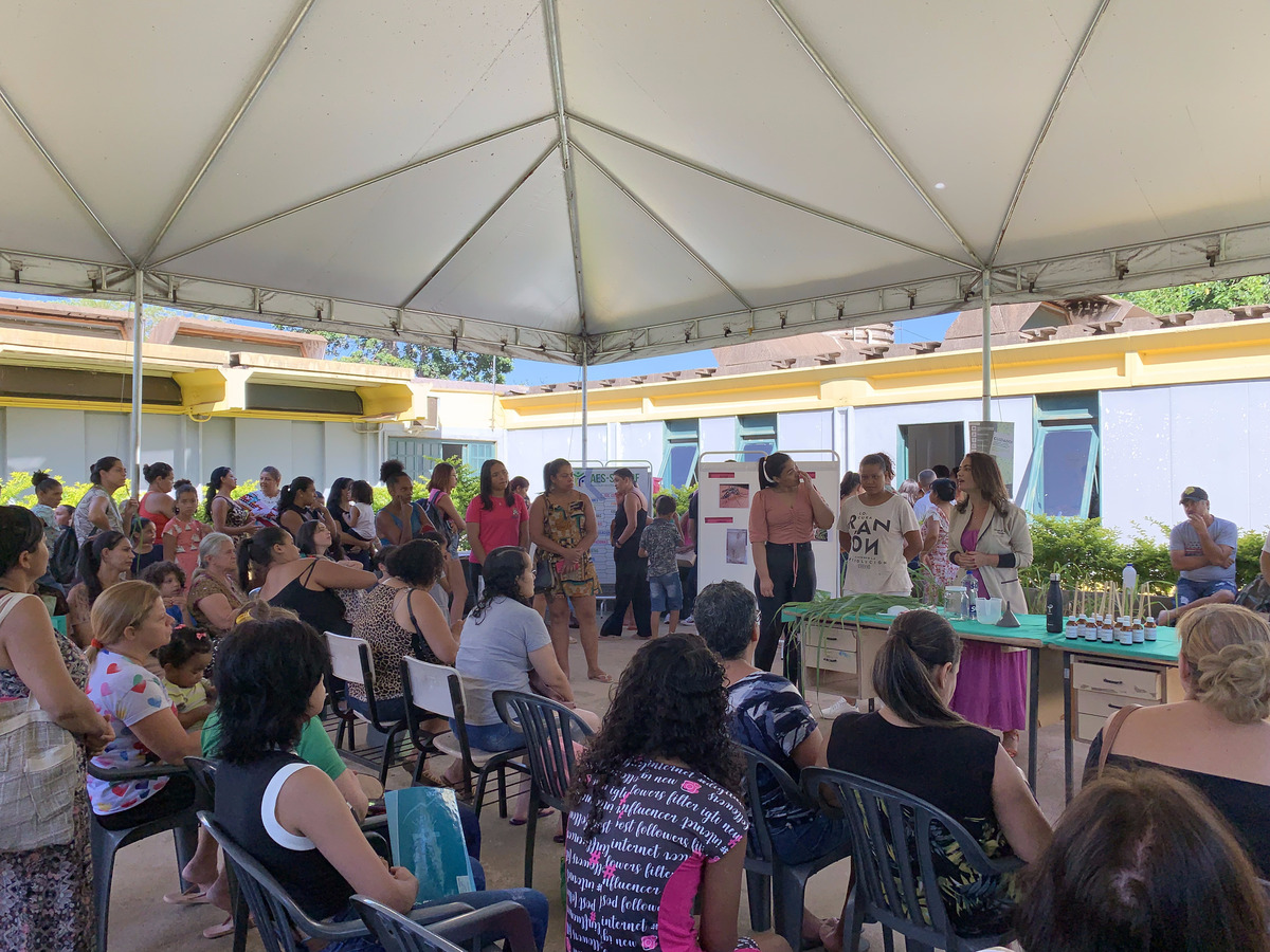 Oficina ensina a preparar difusor de citronela contra o Aedes aegypti