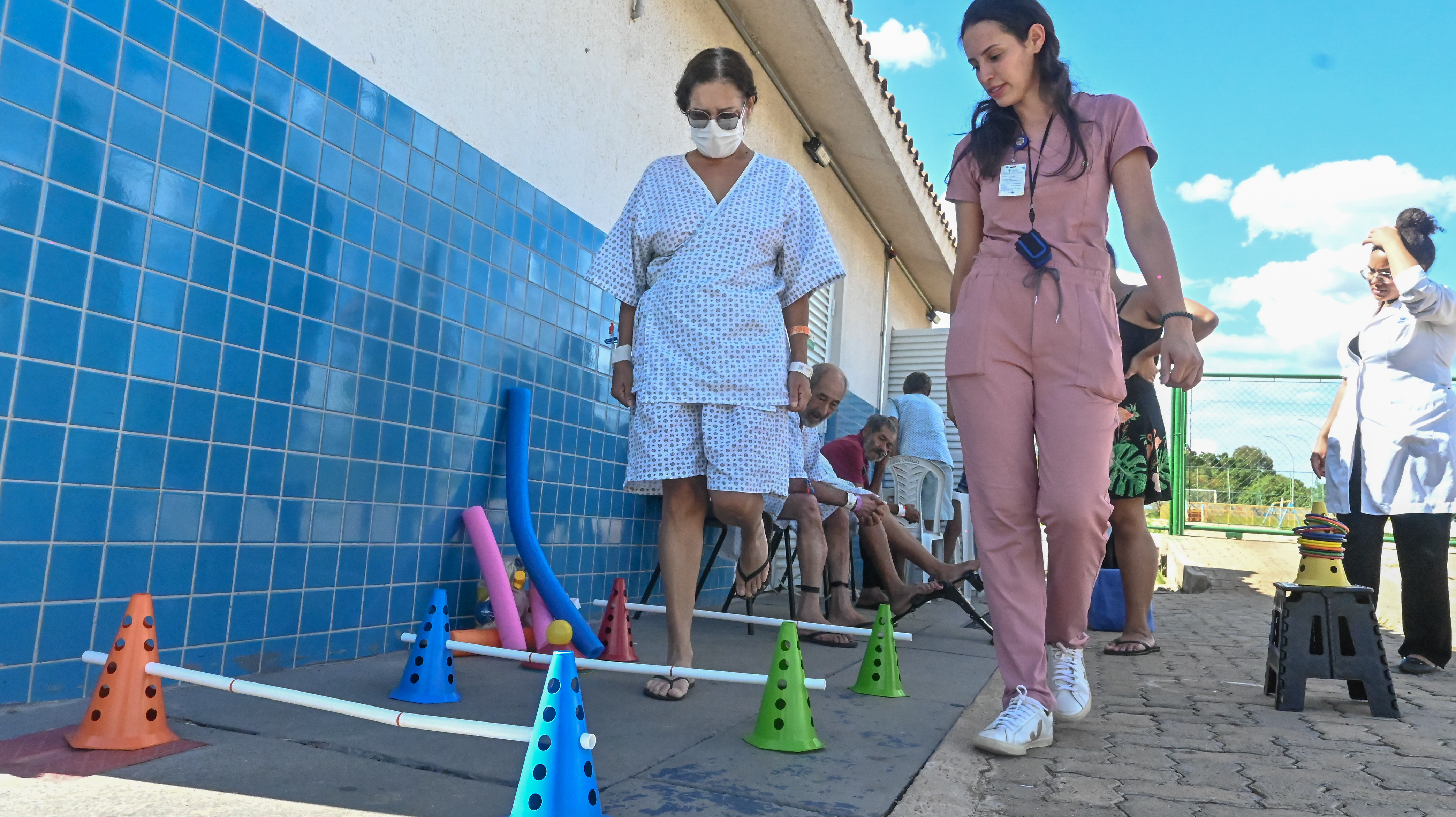 UPA de Brazlândia disponibiliza fisioterapia ao ar livre e potencializa recuperação de pacientes