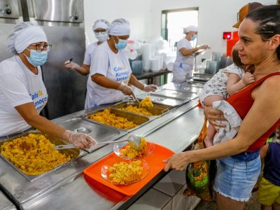 Ação de educação alimentar e nutricional celebra Dia Mundial da Alimentação nos restaurantes comunitários