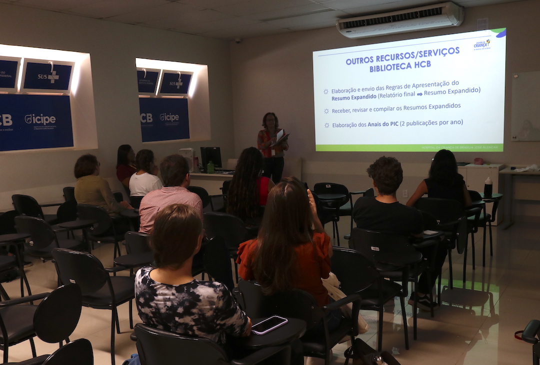 Bolsistas apresentam trabalhos no XIV Encontro de Iniciação Científica do HCB