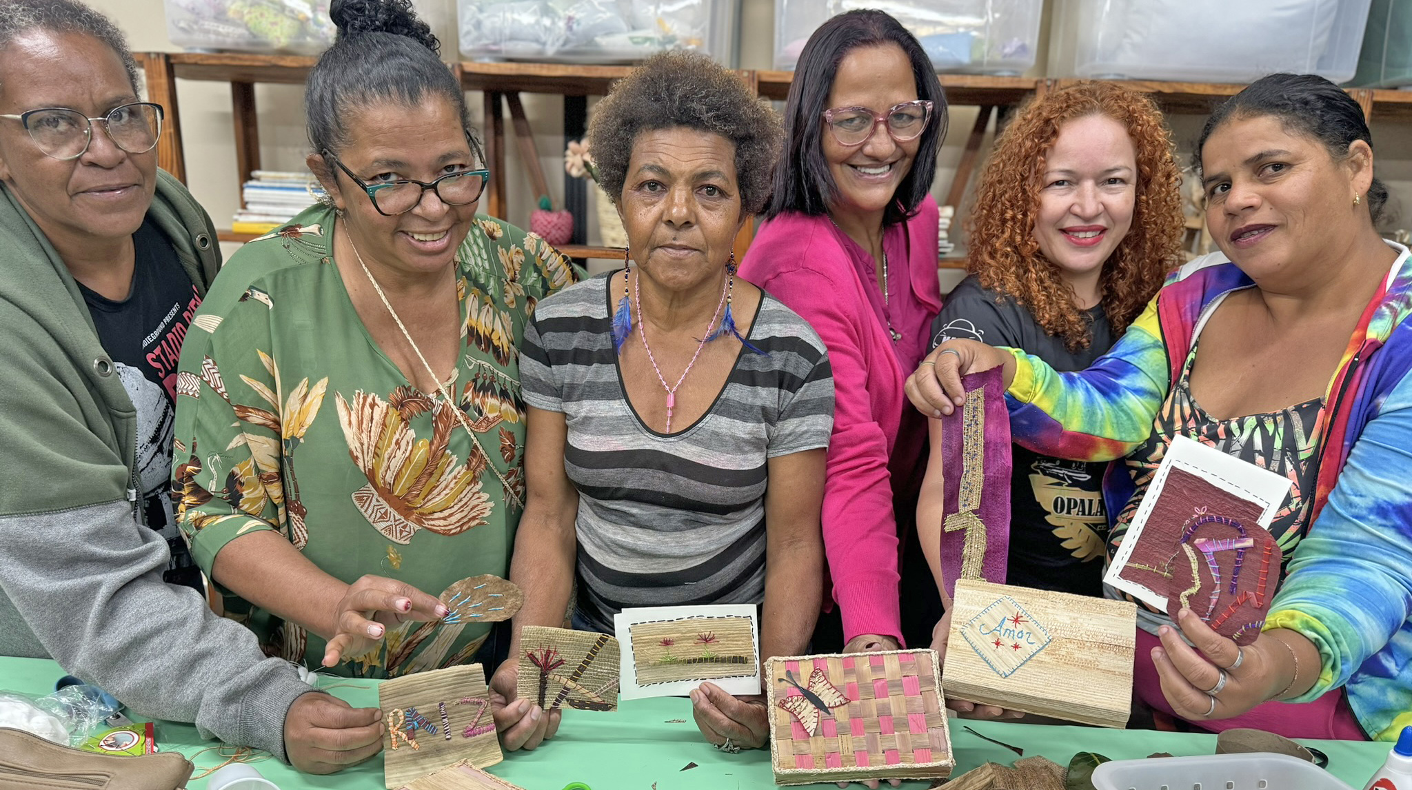 Curso ensina agricultoras a bordar em fibra de bananeira