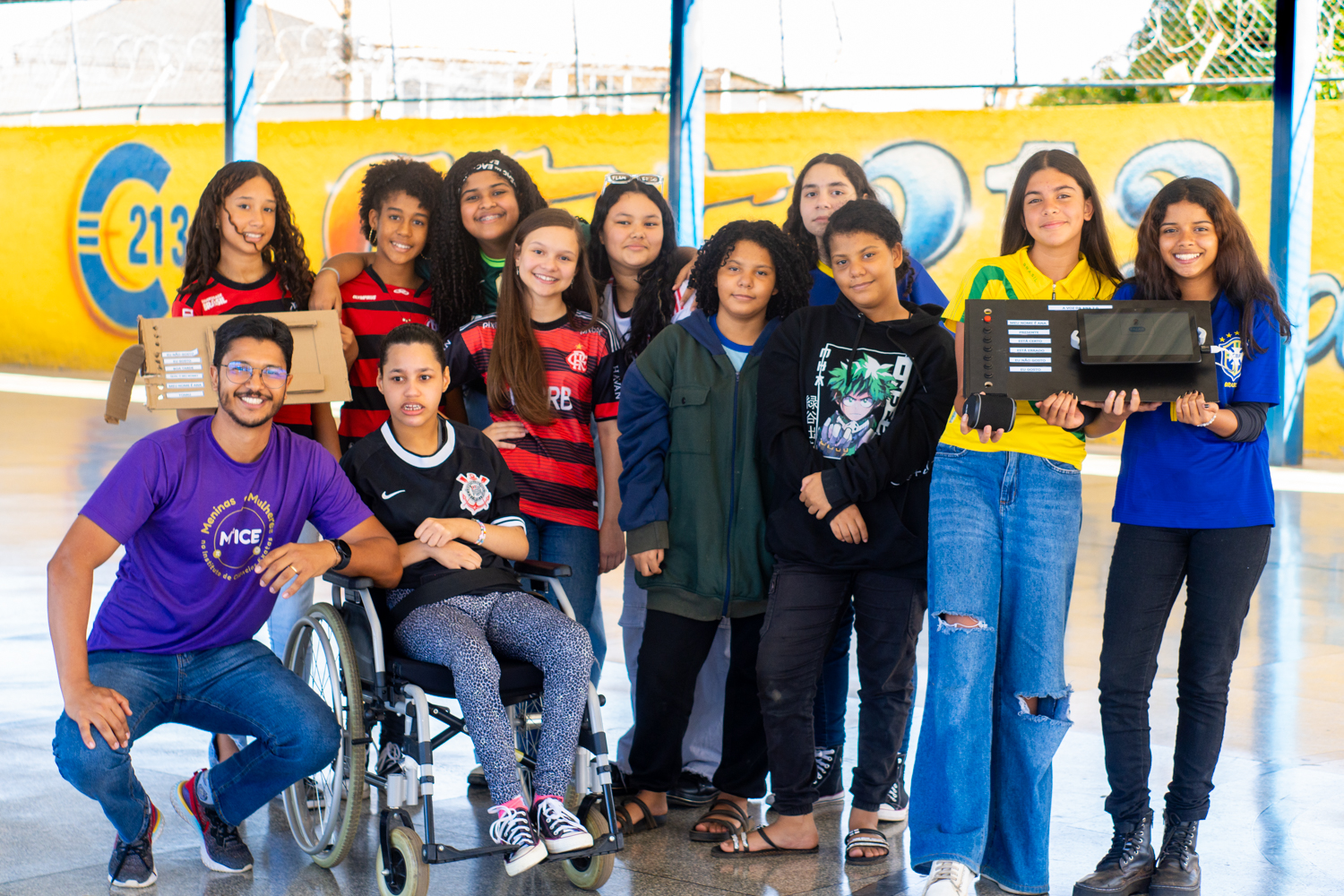 Estudantes de Santa Maria criam caixa robótica que dá voz a colega com paralisia cerebral