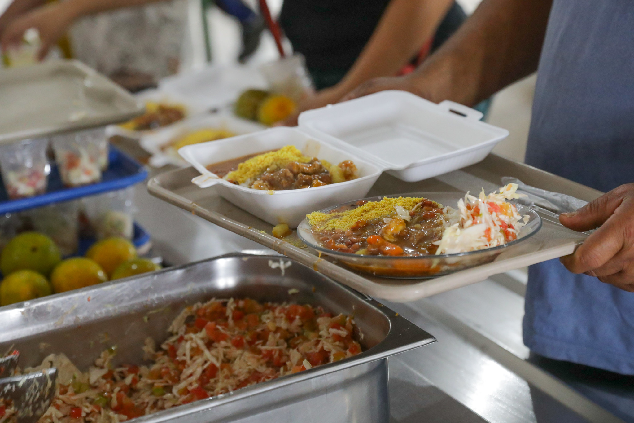 Restaurantes comunitários do DF oferecem duas refeições por turno para a população