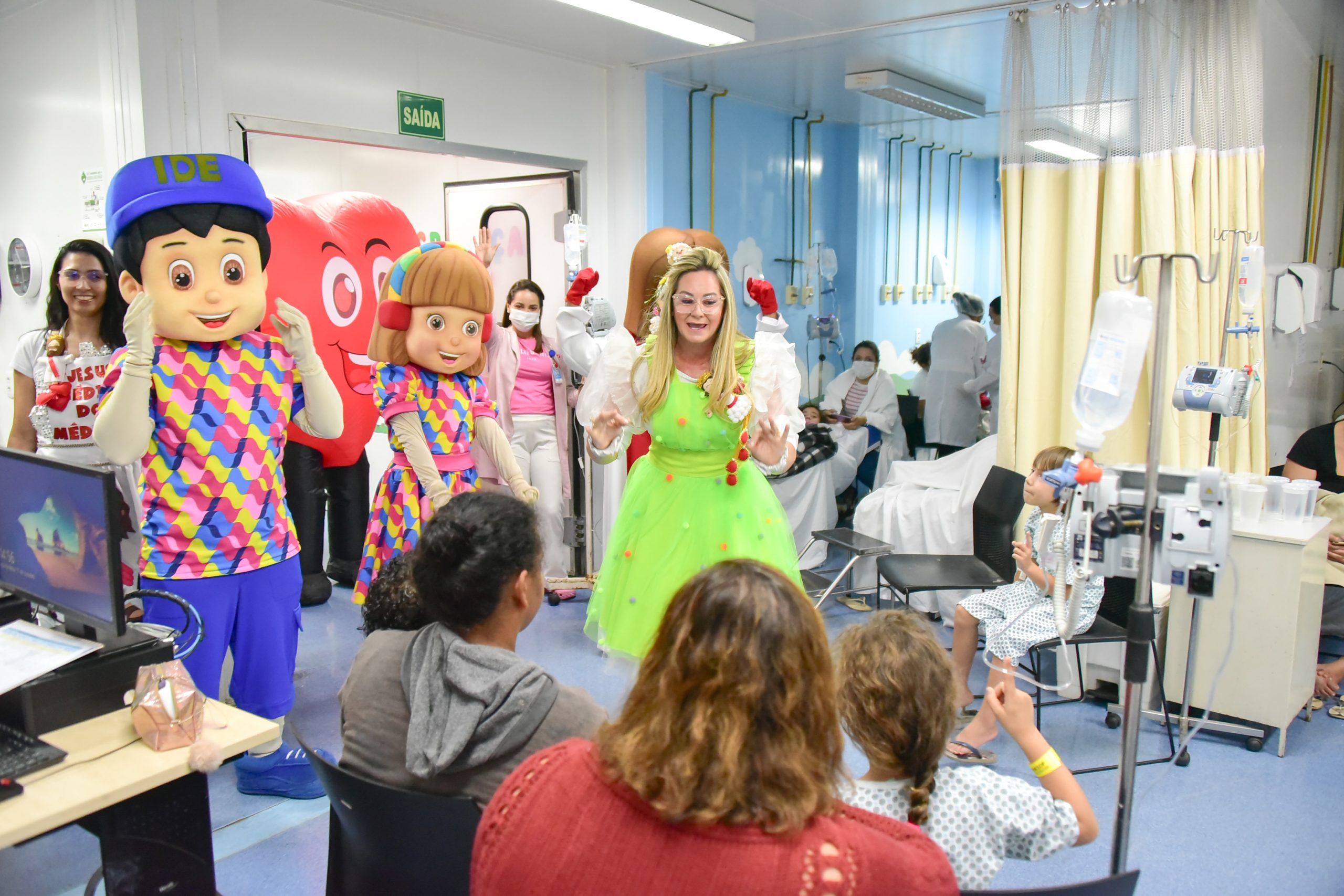 Visita especial anima crianças internadas na UPA do Recanto das Emas