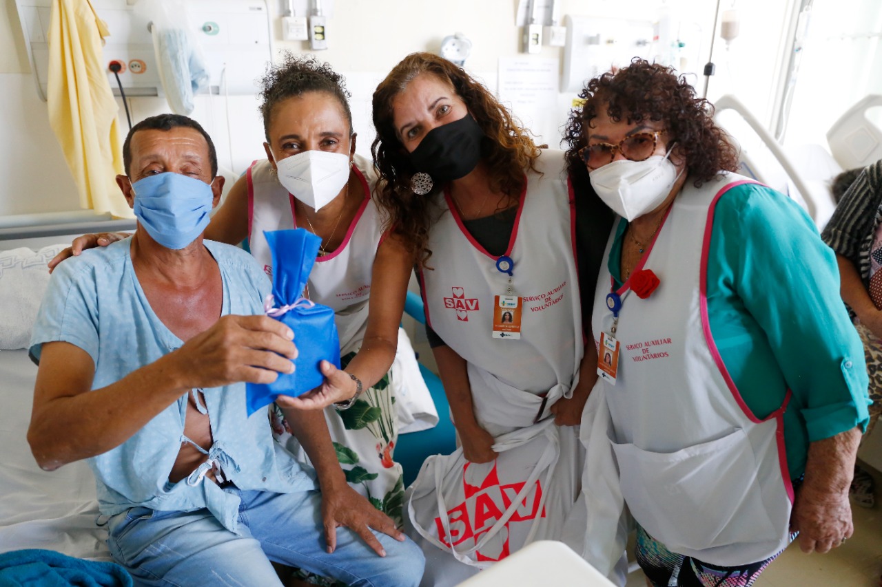 Voluntários transformam tempo em cuidado há 61 anos no Hospital de Base 