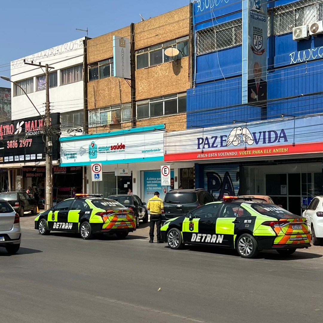 Fiscalização combate estacionamento irregular em vagas especiais