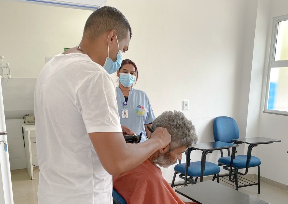 Corte de cabelo e barba leva humanização à UPA de Brazlândia