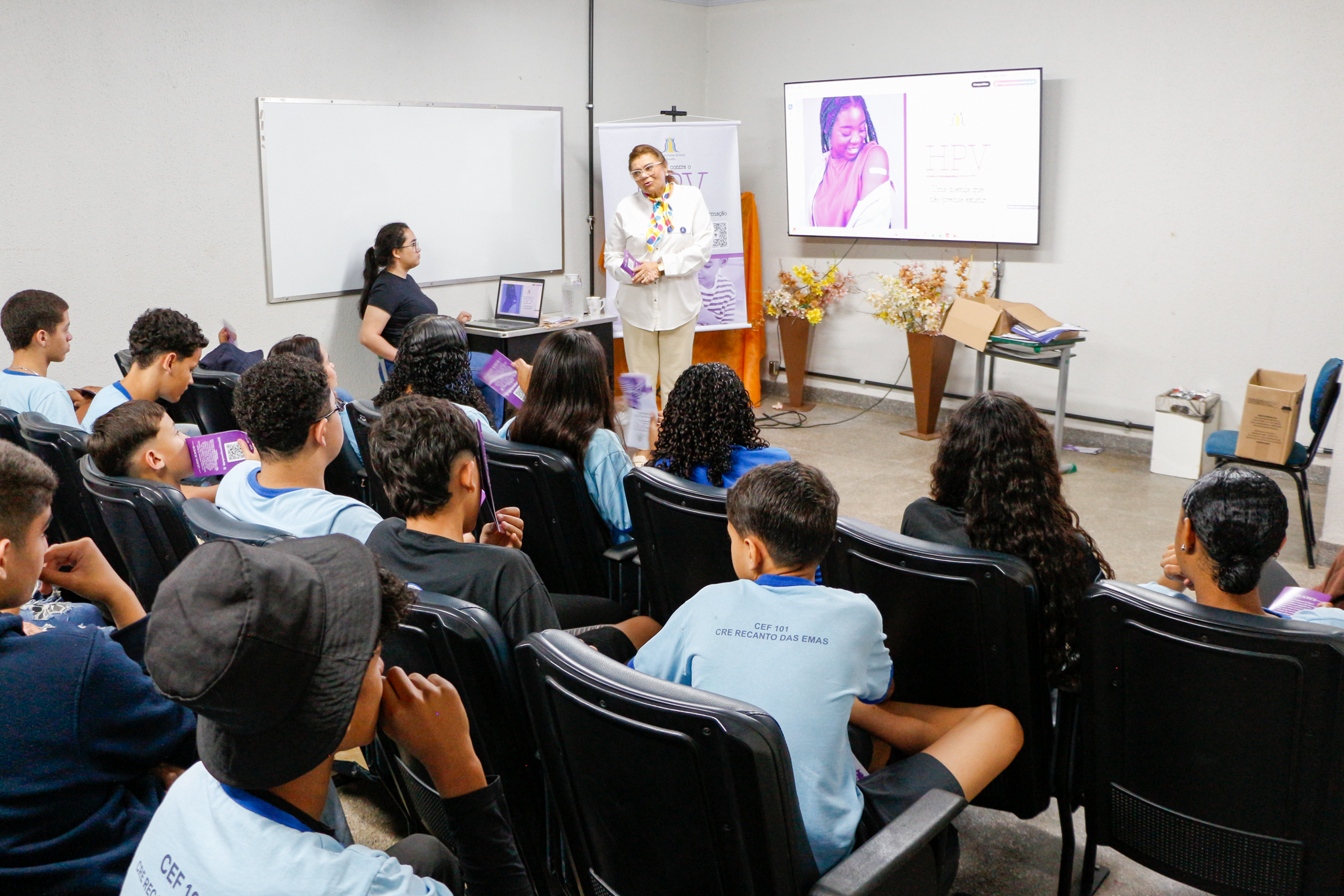 Alunos do CEF 101 participam de palestra sobre vacinação contra o HPV