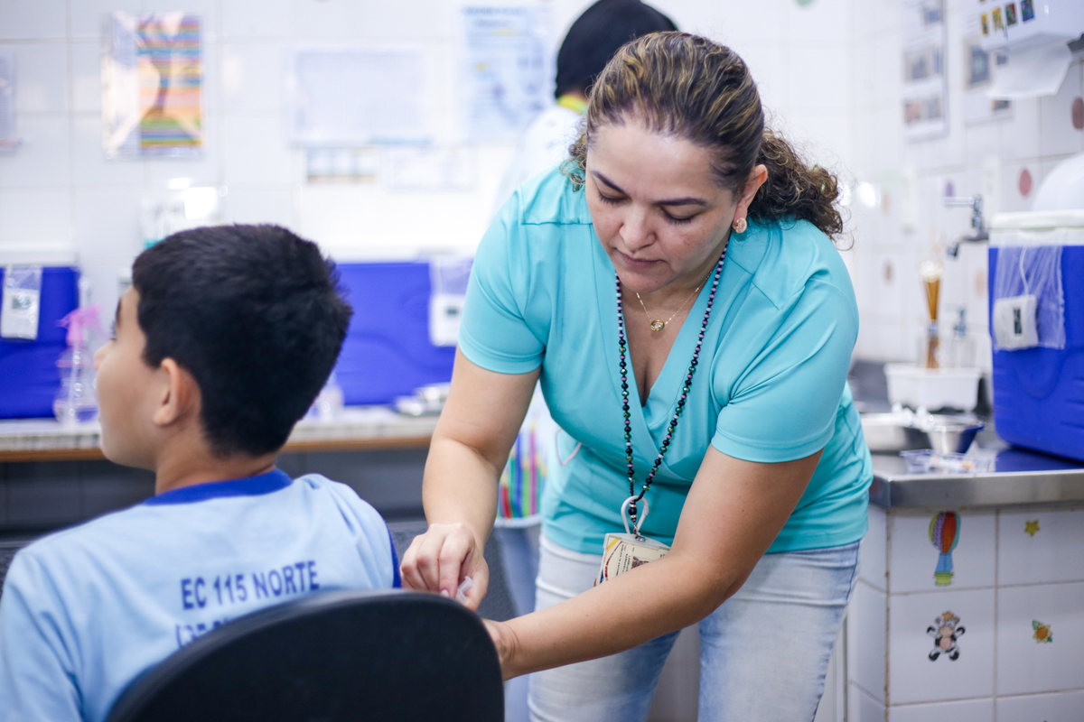 Alunos da rede pública na Asa Norte recebem vacinas contra a dengue