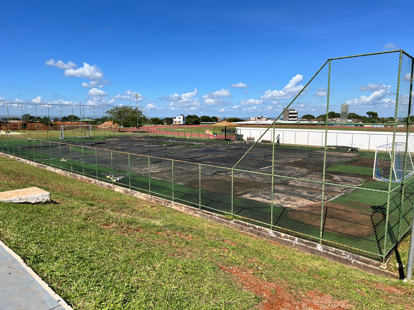 Governo inicia troca de grama sintética em cinco campos públicos