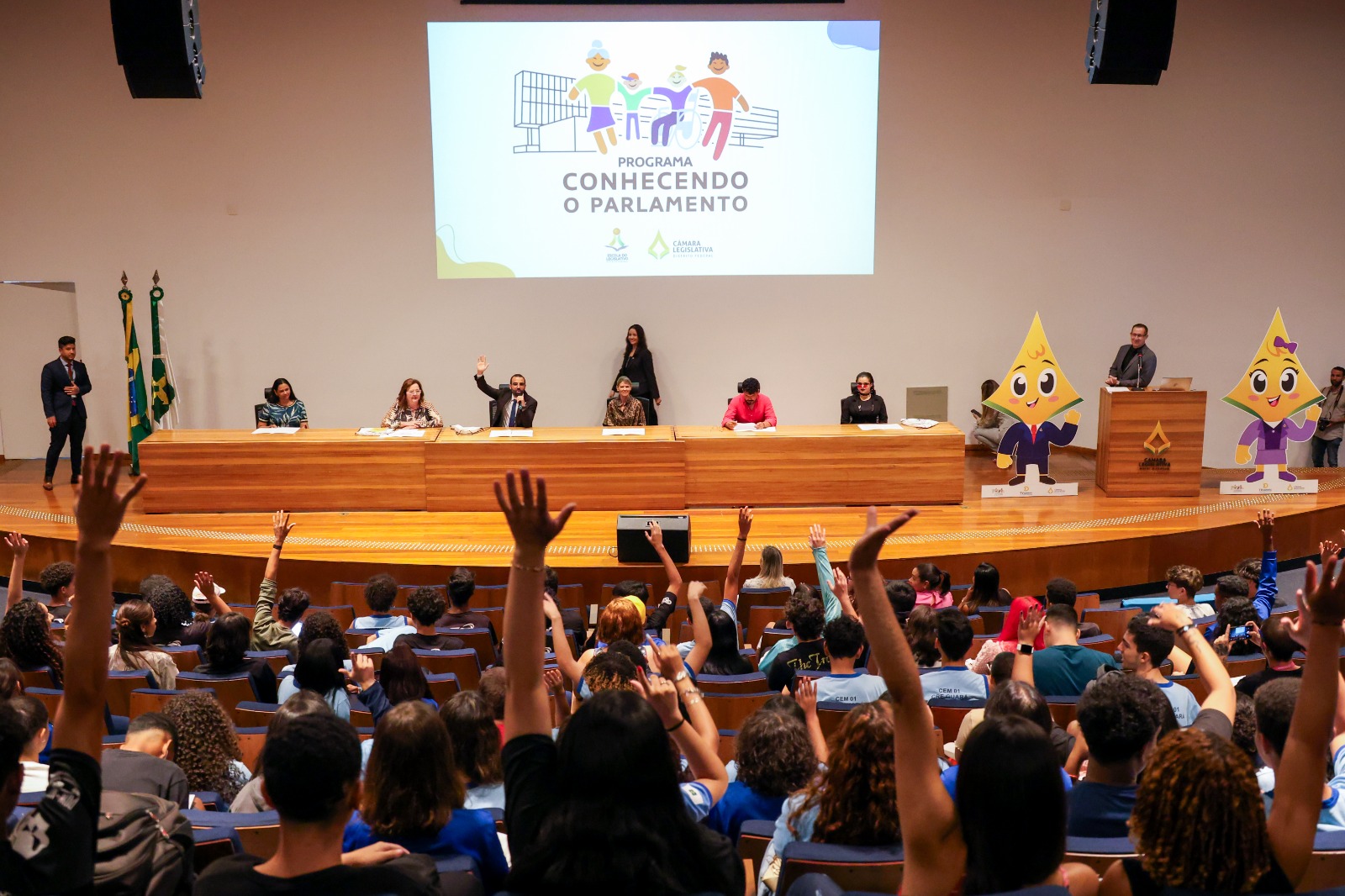 Estudantes participam da abertura do Programa Conhecendo o Parlamento 2024