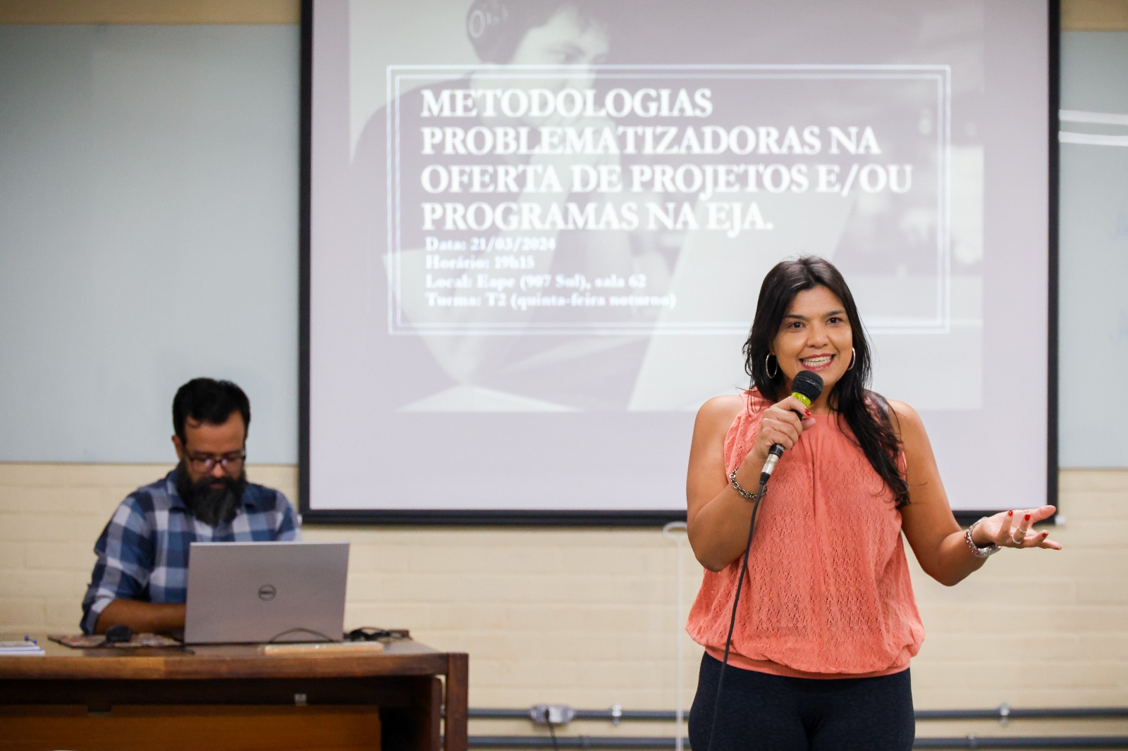 Professores participam de curso sobre Educação de Jovens e Adultos