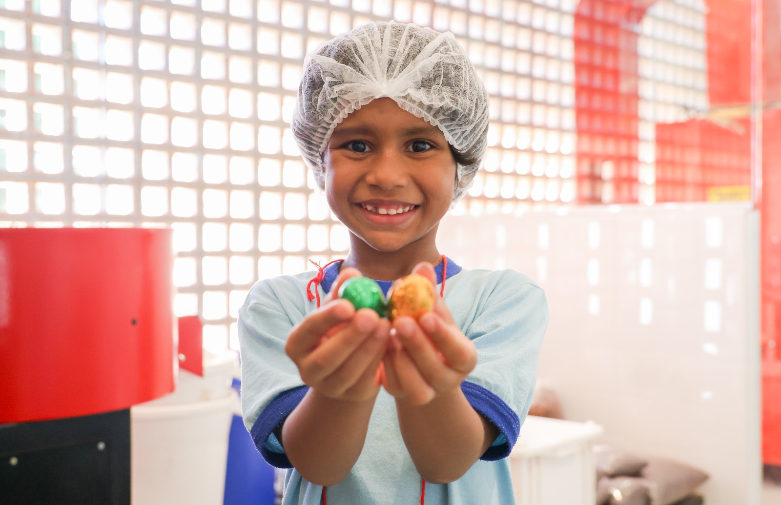 Crianças do Jardim de Infância 314 Sul visitam fábrica de chocolate