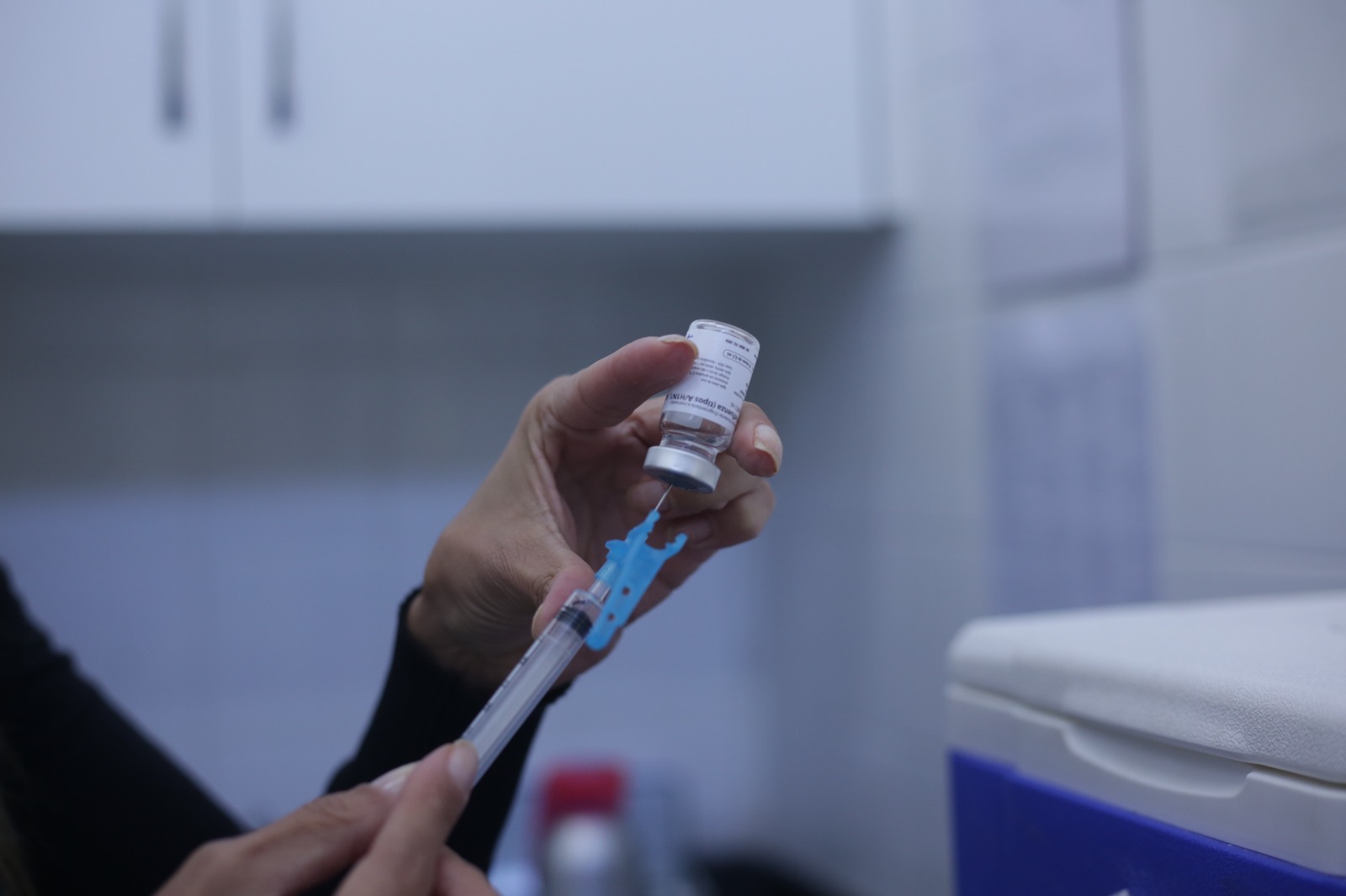 Vacina contra a gripe é aplicada em bebês com mais de 6 meses e adultos em 100 salas no DF