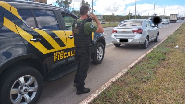 Carro com mais de R$ 100 mil em dívidas é apreendido pelo Detran