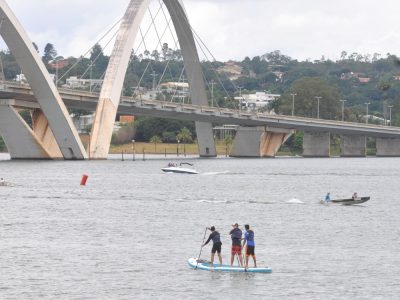 Com água limpa e própria para banho, Lago Paranoá é aliado no combate ao calor