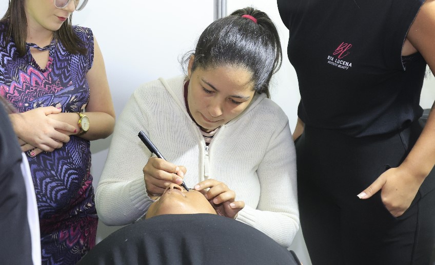 Projeto capacita mulheres em extensão de cílios