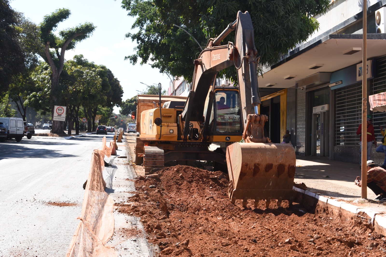 Concretagem da faixa de ônibus na W3 Sul chega às quadras 509 e 510