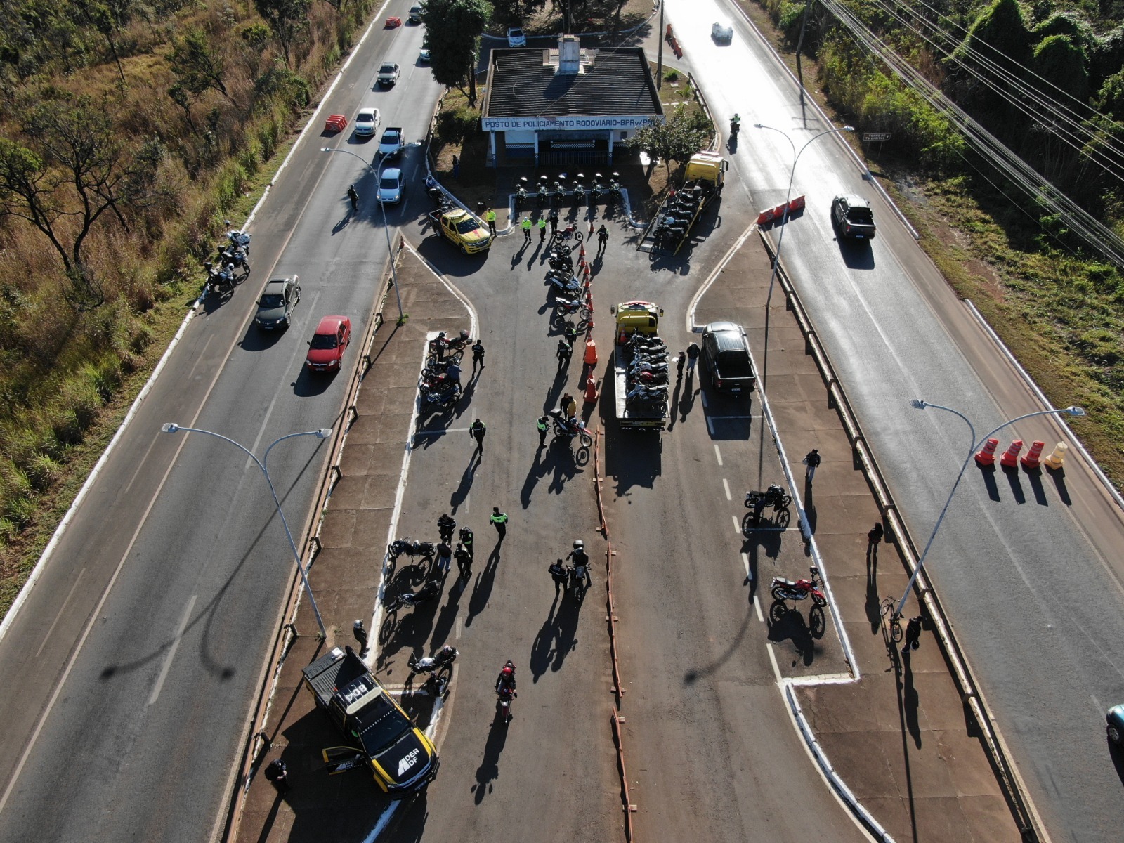 Fiscalização em trecho da DF-001 aborda 238 motociclistas