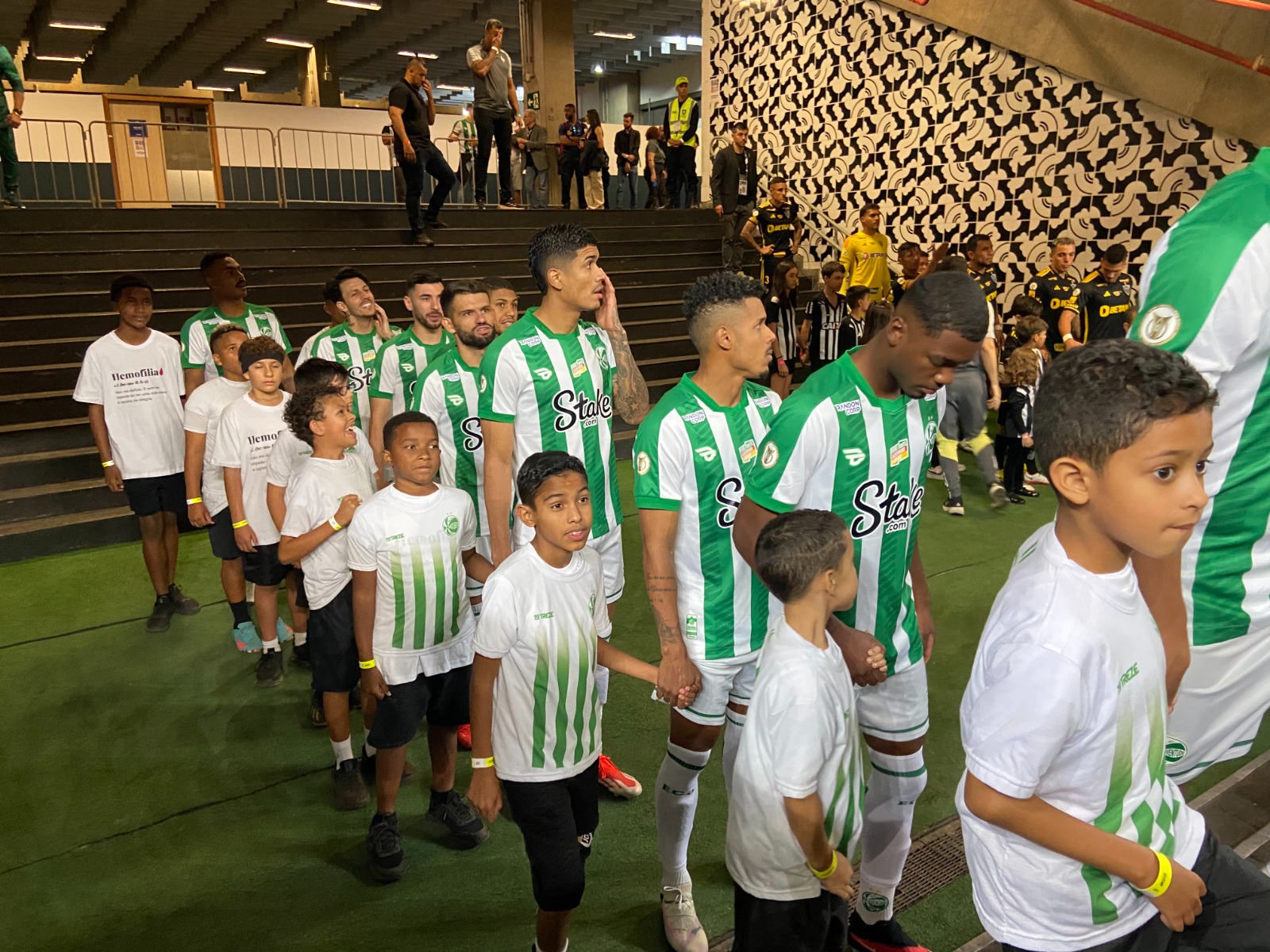 Crianças com hemofilia entram em campo com jogadores no Mané Garrincha