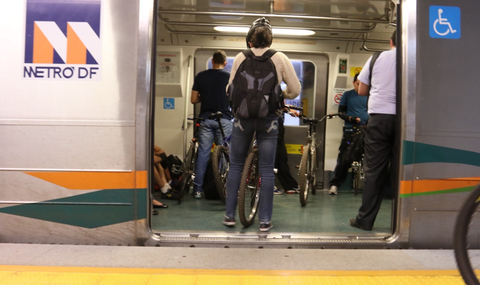 Para a segurança dos passageiros, Metrô tem regras sobre transporte de objetos nos vagões