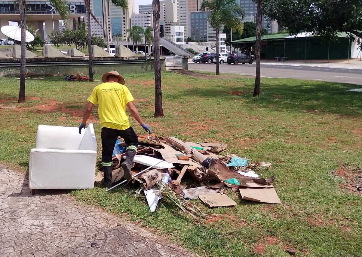 Equipes do GDF reforçam a limpeza de vias e áreas do circuito carnavalesco da capital