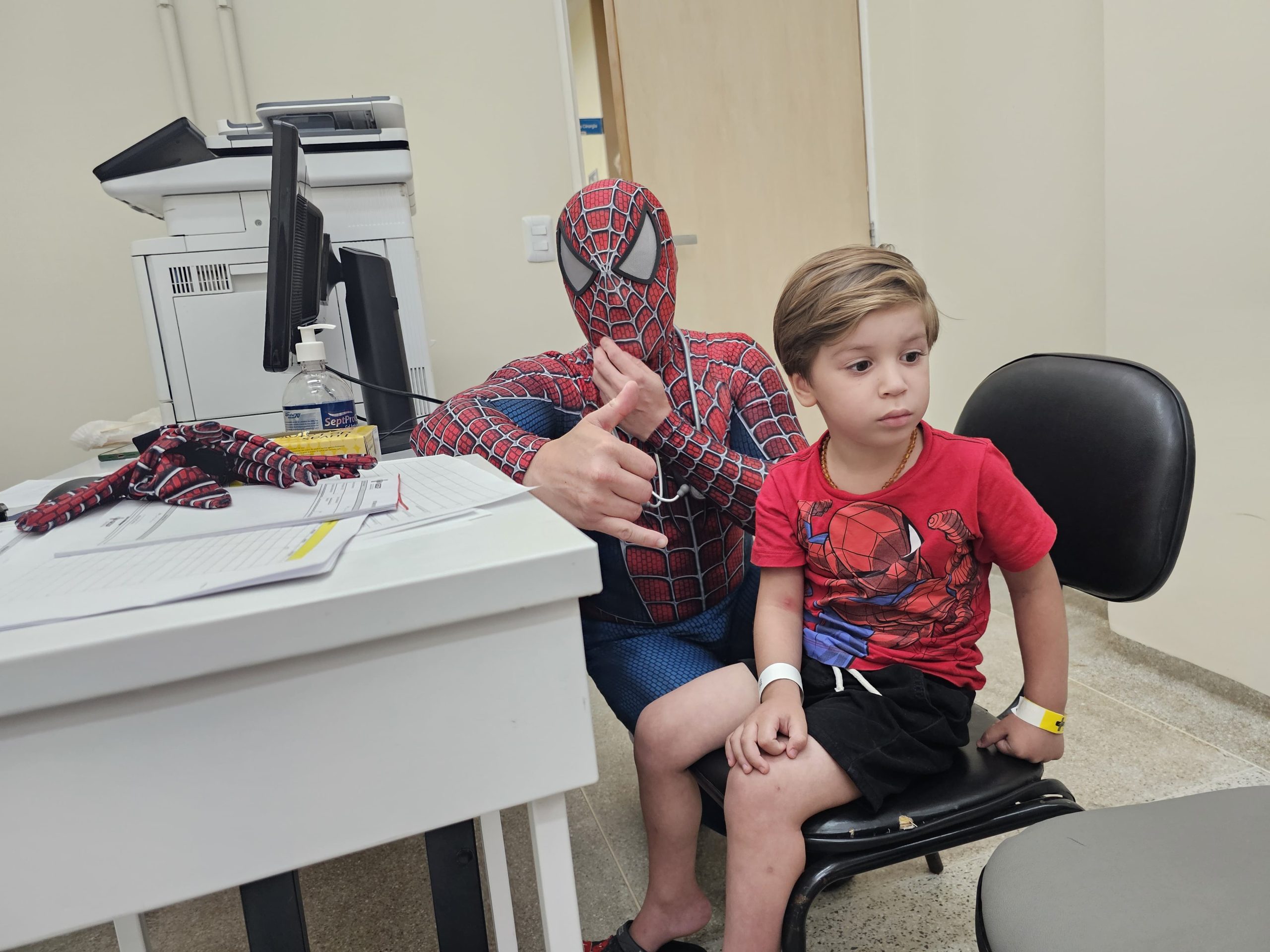 Pediatra do Hospital Regional de Santa Maria faz a diferença ao atender seus pacientes vestido de super-herói