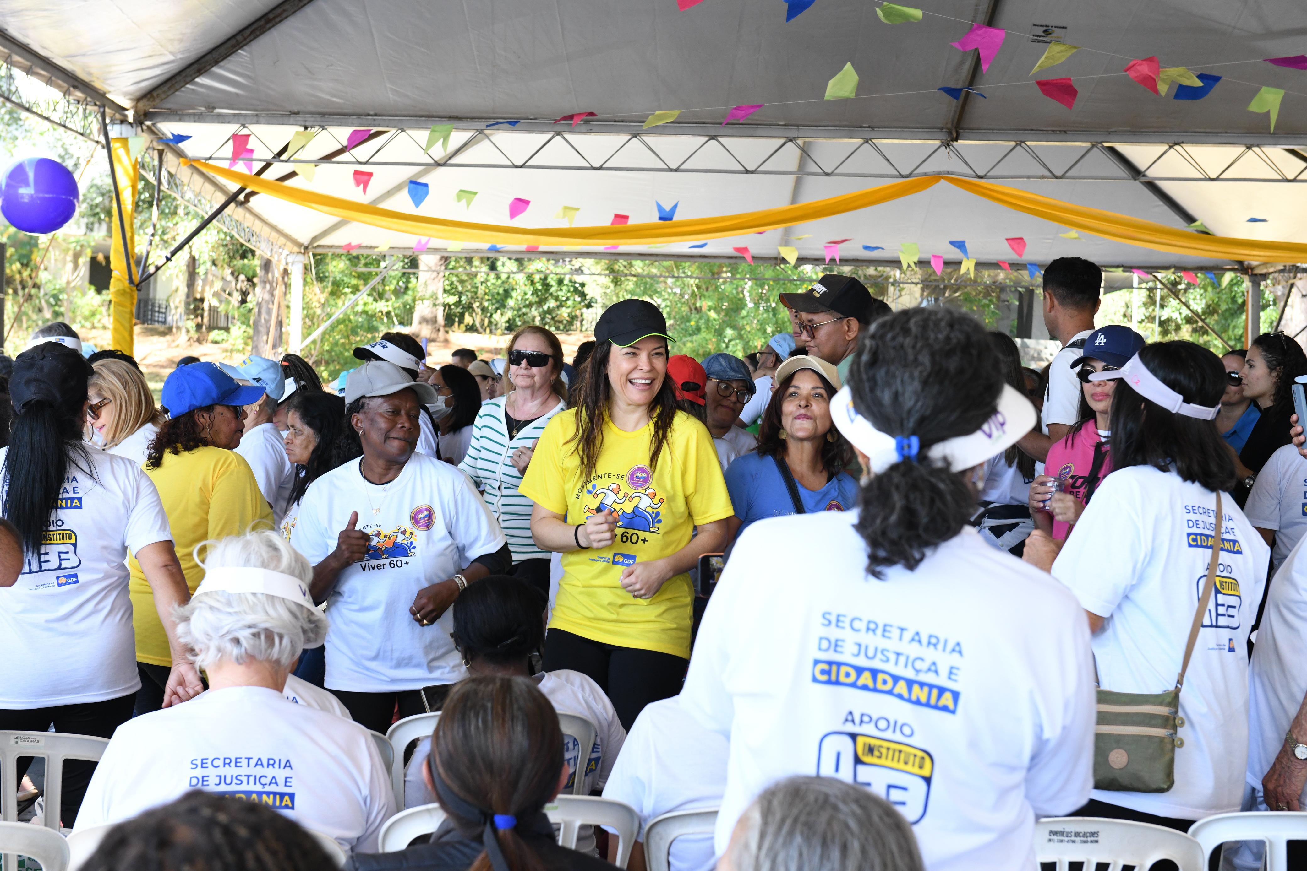 Caminhada Movimente-se: Viver 60+ reúne dois mil idosos no Eixão do Lazer