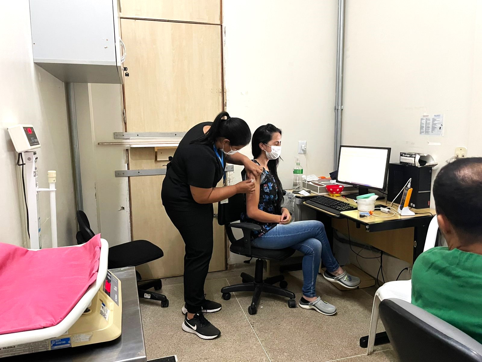 Hospital Regional de Santa Maria vacina 242 profissionais contra doenças respiratórias