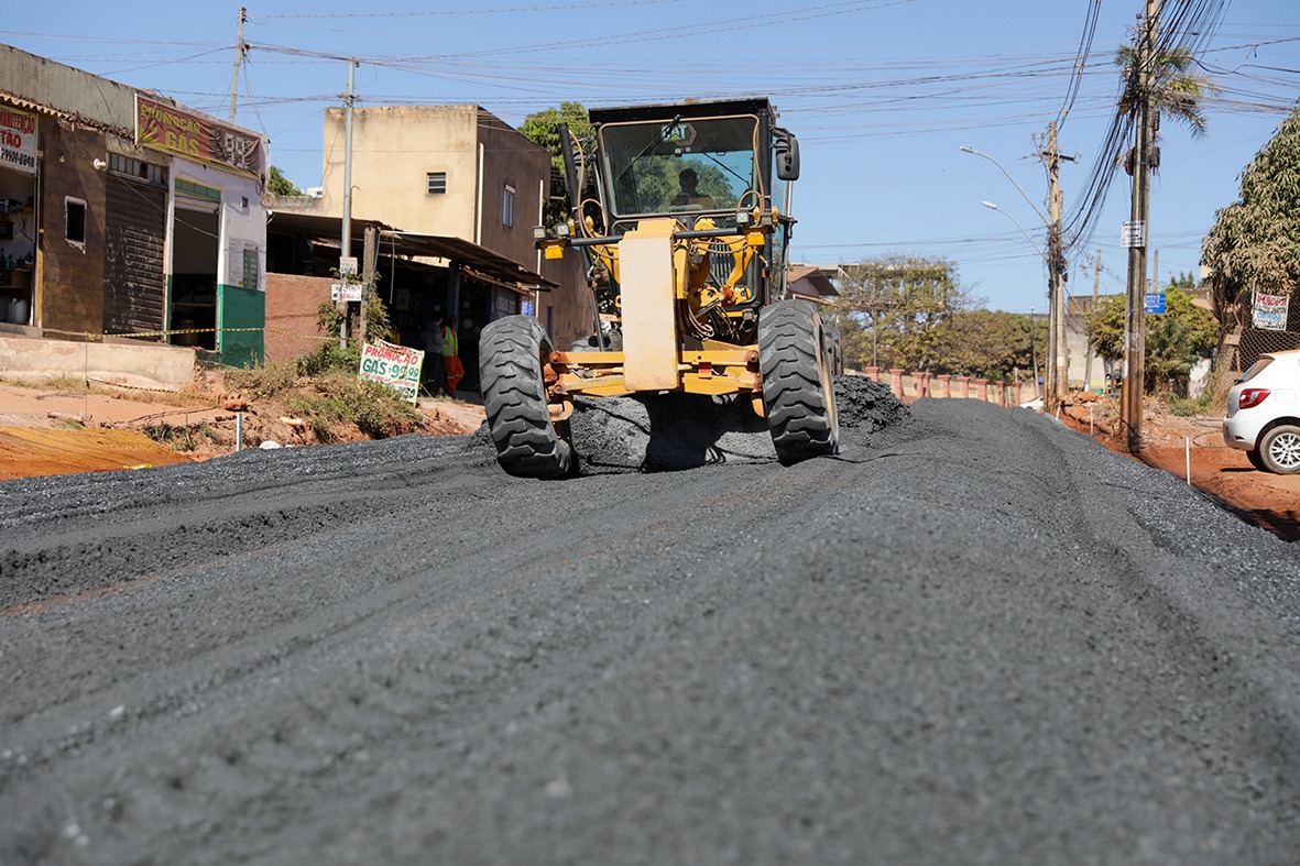 Com rede de captação da chuva pronta, Avenida da Misericórdia, em Vicente Pires, recebe pavimentação asfáltica