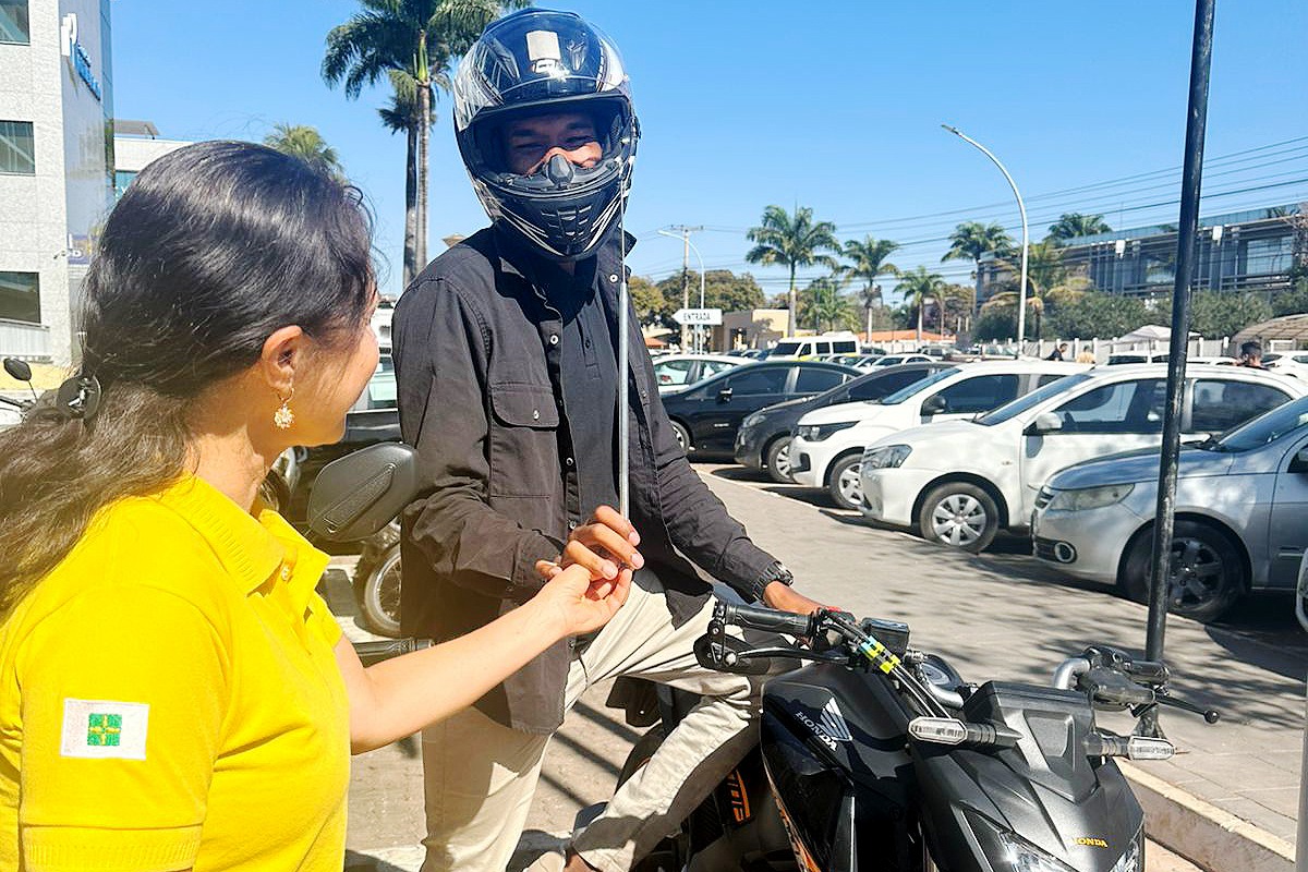 Motociclistas de aplicativo recebem antena corta-pipas em ação educativa