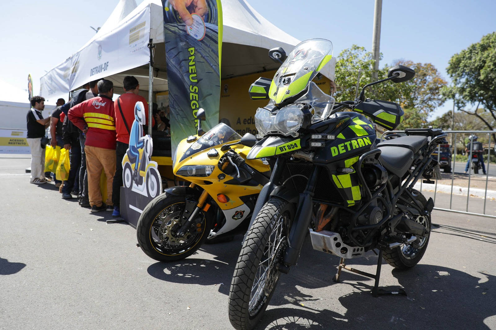 Pit Stop Educativo leva conscientização no trânsito para motociclistas no centro de Brasília