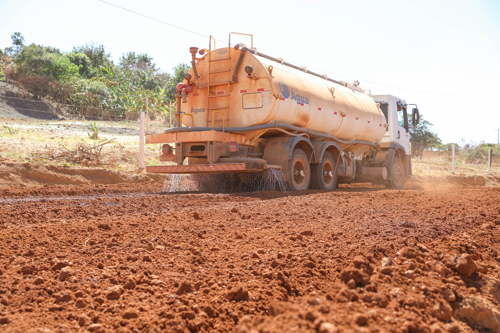 Estrada que leva à Escola Classe Córrego das Corujas recebe obra de pavimentação