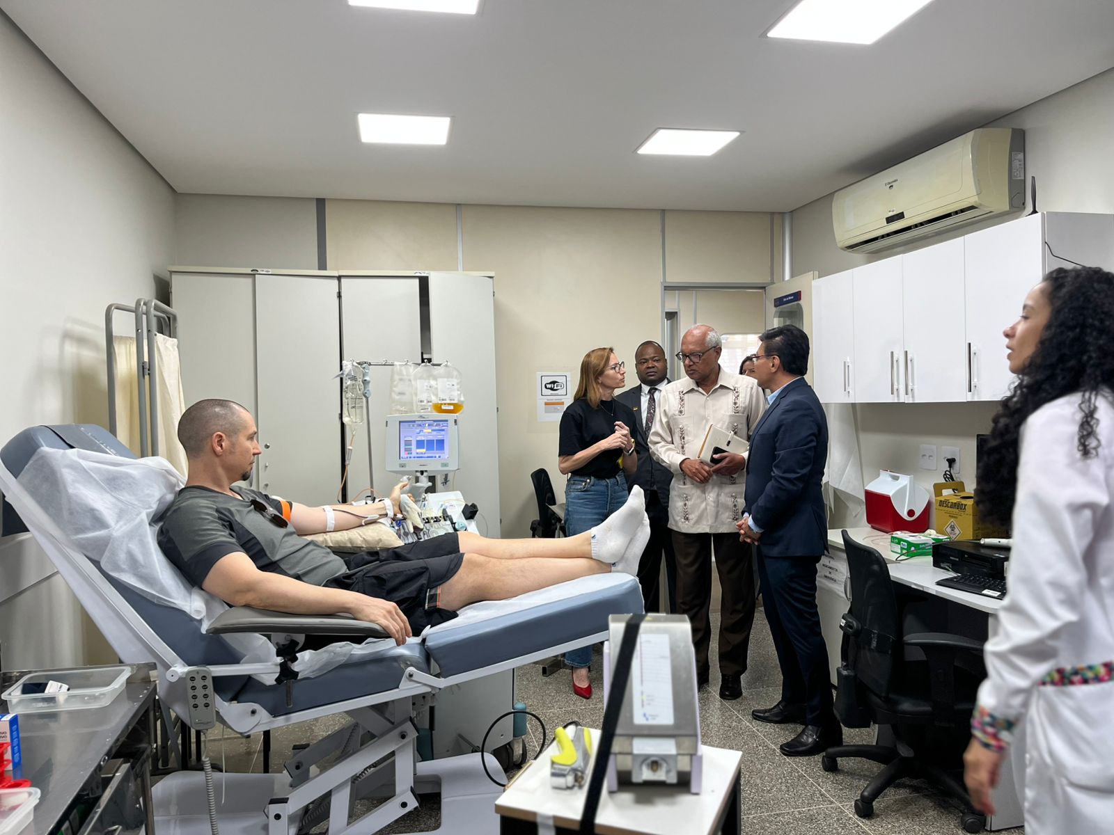 Hemocentro de Brasília recebe autoridades de Moçambique em visita exploratória para cooperação na área de sangue