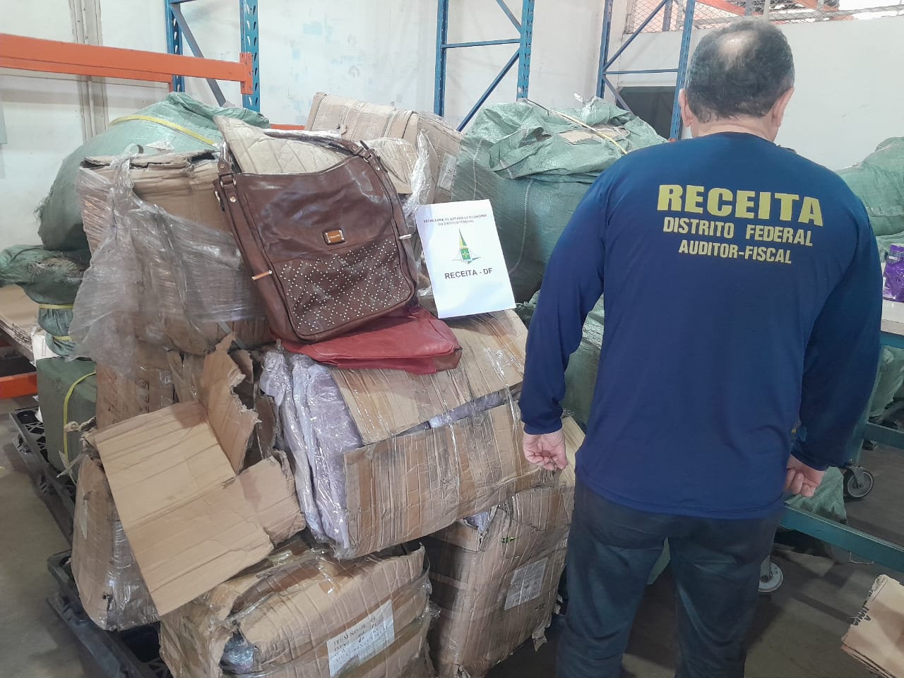 Bicicletas, bolsas de grife e toneladas de alimento: fiscalização do GDF recolhe R$ 4 milhões em mercadorias