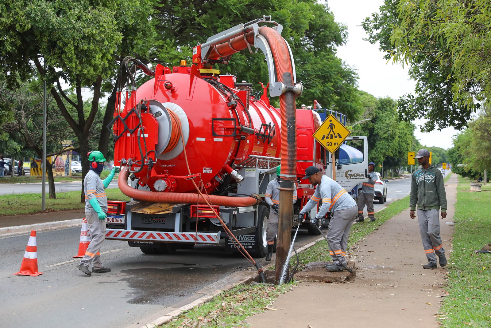 GDF usa tecnologia de ponta para desobstruir bocas de lobo e garantir o bom funcionamento de sistema de drenagem